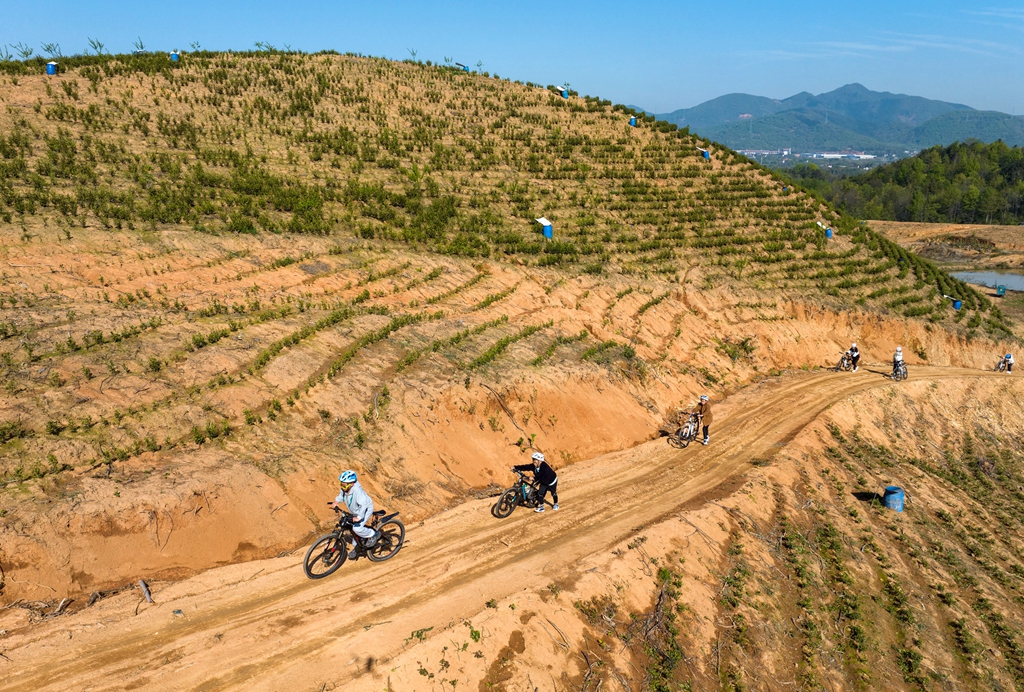 小队员在进行山地自行车越野训练。DJI_0766.JPG