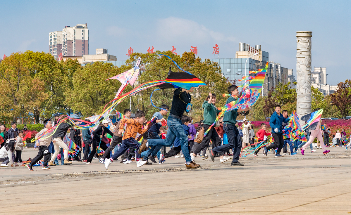 2021年3月28日，安徽省芜湖市繁昌区体育场，孩子们在家长的帮助下放飞风筝。DSC_4625.jpg