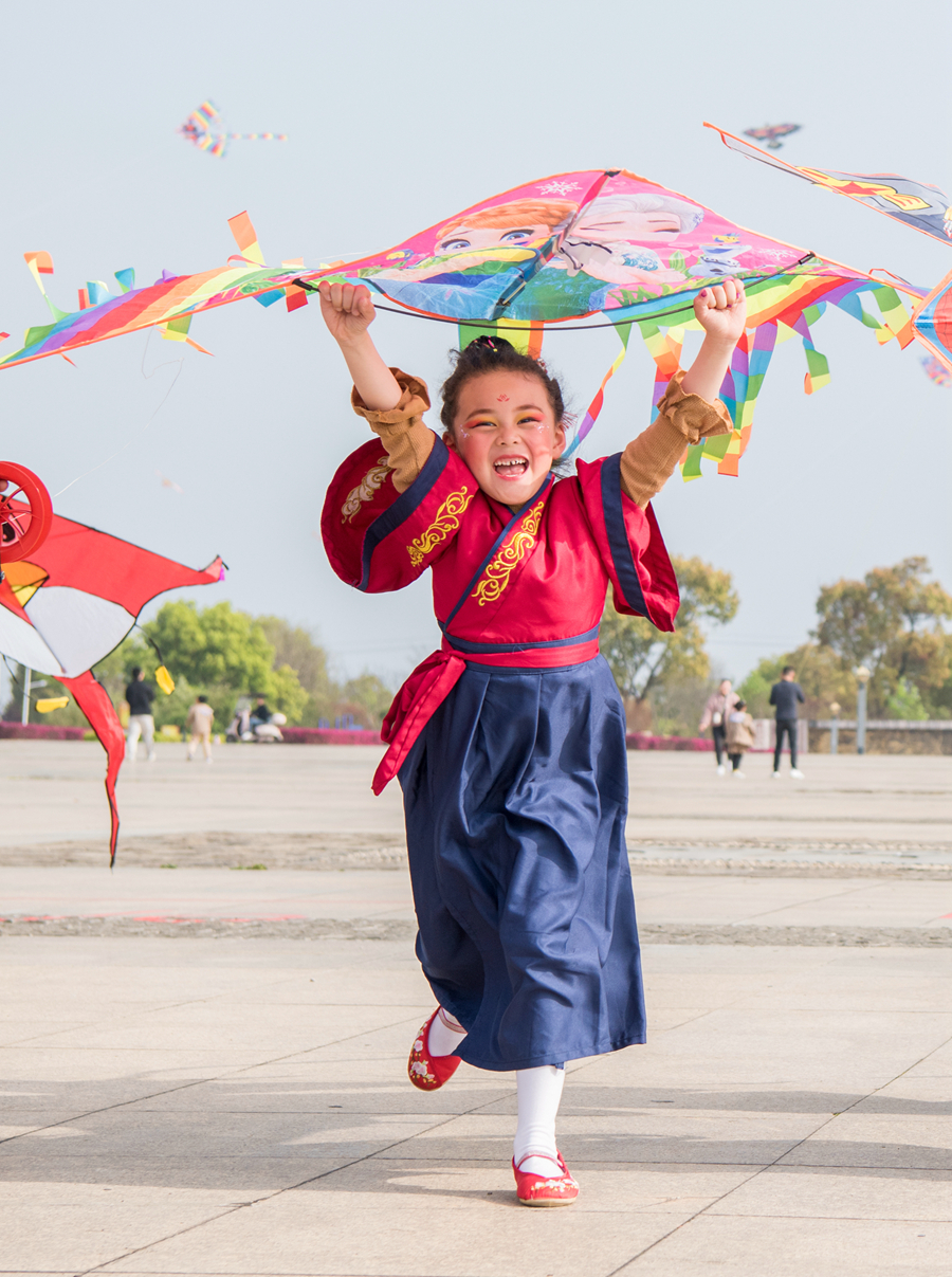 2021年3月28日，安徽省芜湖市繁昌区体育场，一名小女孩拿着风筝在开心的奔跑。DSC_4572.jpg