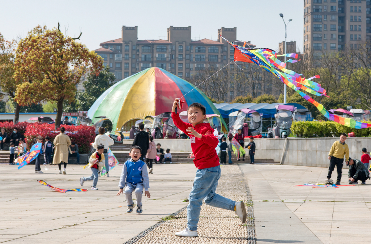 2021年3月28日，安徽省芜湖市繁昌区体育场，一名小学生正在放风筝。DSC_4659.jpg