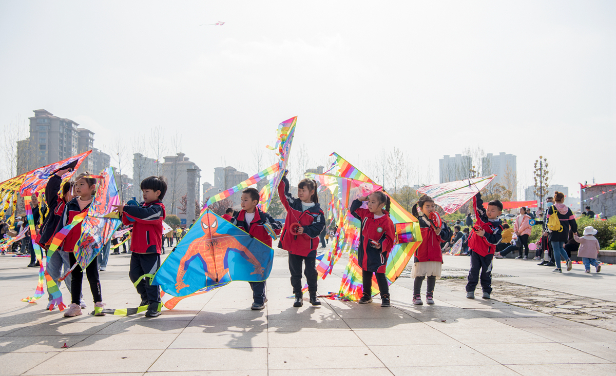 2021年3月28日，安徽省芜湖市繁昌区体育场，正在等待风筝比赛的孩子们。DSC_4602.jpg
