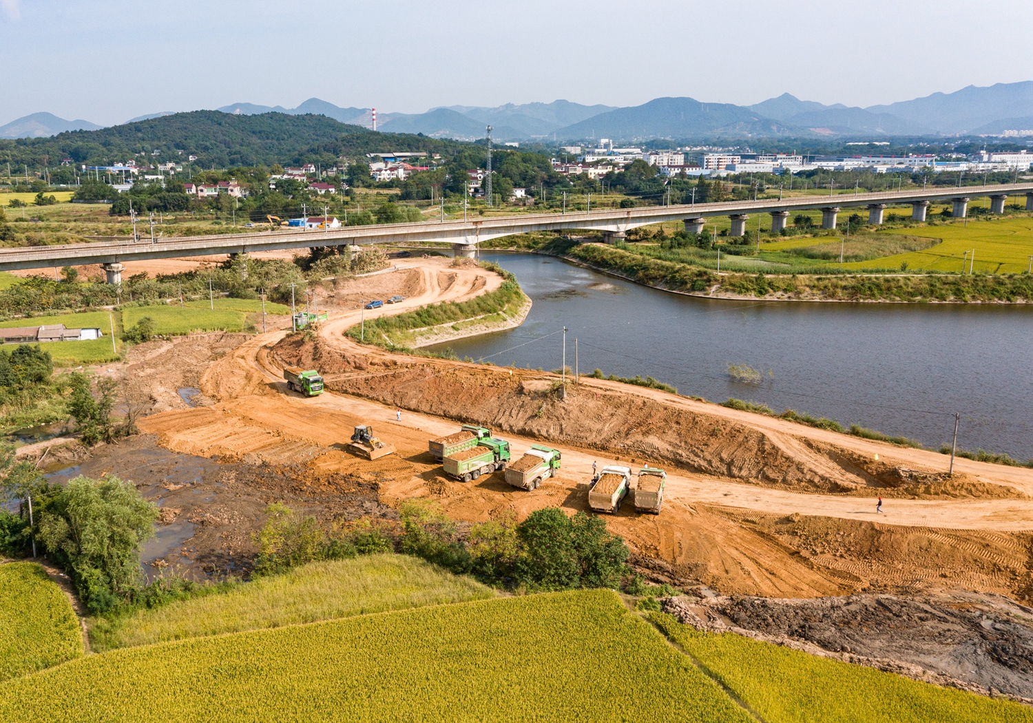 2021年9月24日，施工机械在安徽省芜湖市繁昌区孙村镇九连圩堤防上实施除险加固施工作业。DJI_0298.jpg