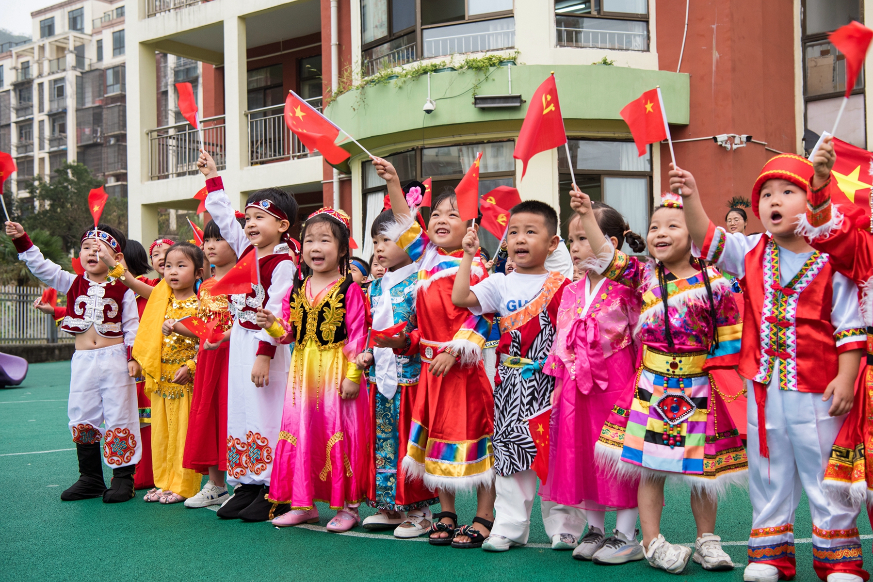 2021年9月29日，安徽省芜湖市繁昌区峨山镇凤形村，身穿民族服饰的峨山幼儿园小朋友手舞党旗国旗，喜迎国庆佳节。（肖本祥摄）DSC_1246.jpg