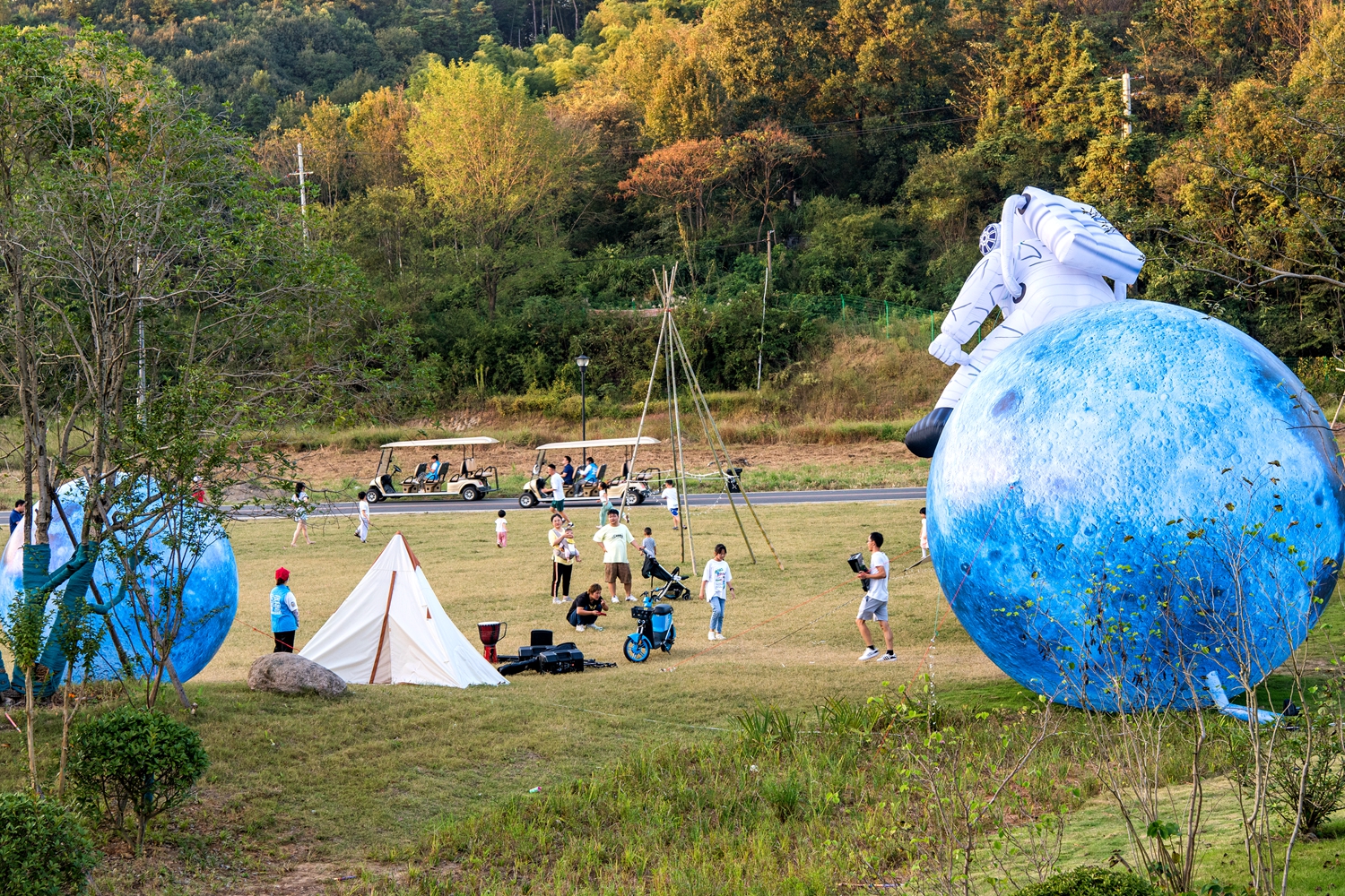 游客在中分村房车露营地草坪上游玩（肖本祥摄）DSC_4910_副本.jpg