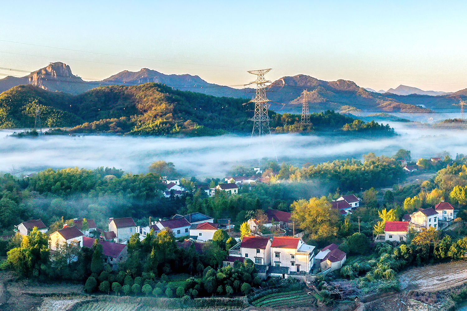 2021年11月9日，航拍安徽省芜湖市繁昌区孙村镇八分村，山峦、田园、村庄在平流雾里若隐若现，宛如人间仙境。DJI_0696a_副本_副本.jpg